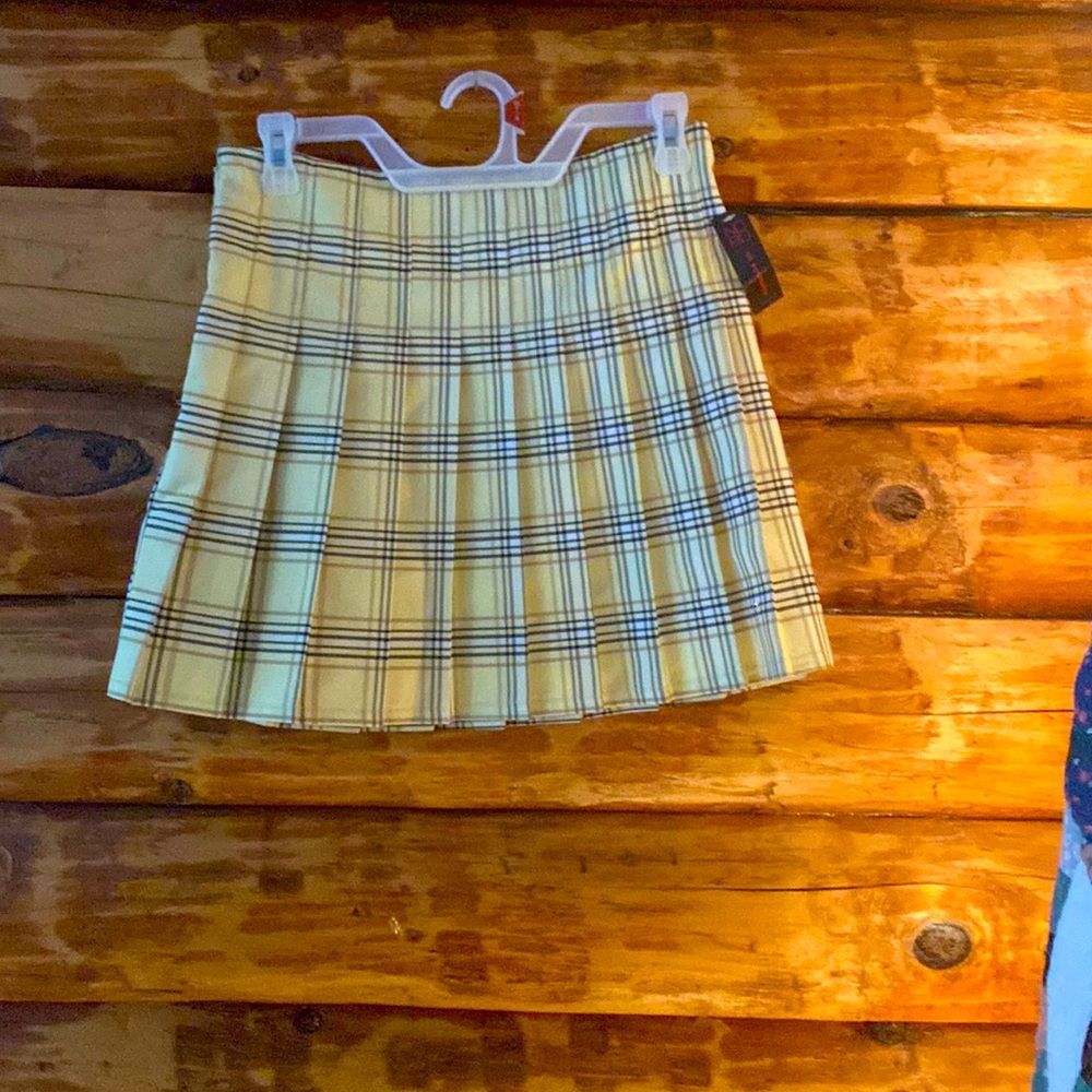 Medium skirt no boundaries with tags